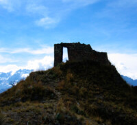 Huayraqpunku altar with veronica mountain